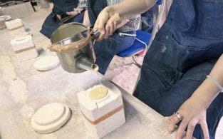 鋳込み＆招き猫絵付け体験の様子